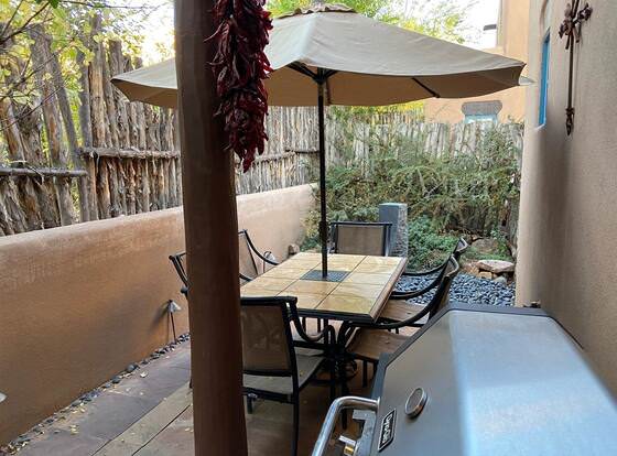 Piñon Dream - Walk to The Plaza, Comfortable Southwestern Style allows check-in for 18 year-old guests