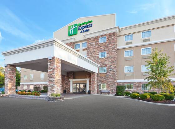 Holiday Inn Express & Suites - North Carmel / Westfield, an IHG Hotel allows check-in for 18 year-old guests