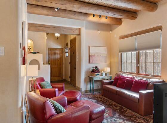 Art Haven - Stylish Southwestern Comfort, Walk to The Plaza allows check-in for 18 year-old guests
