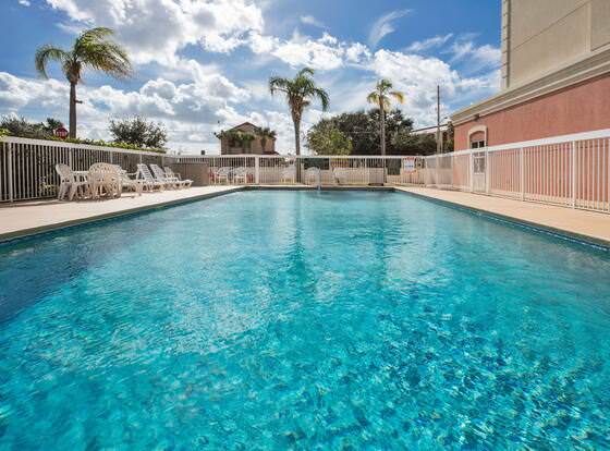 Country Inn & Suites by Radisson, Orlando, FL allows check-in for 18 year-old guests