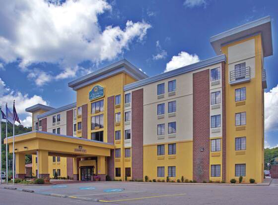 La Quinta Inn & Suites by Wyndham Elkview - Charleston NE allows check-in for 18 year-old guests