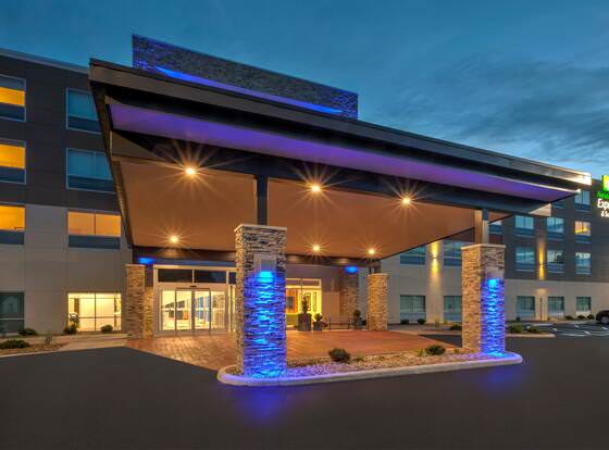 Holiday Inn Express & Suites Milan – Sandusky Area, an IHG Hotel allows check-in for 18 year-old guests