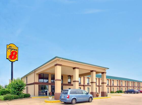 Super 8 by Wyndham Canton allows check-in for 18 year-old guests