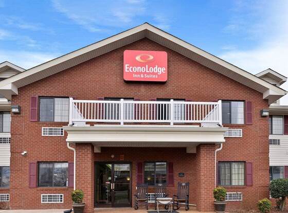 Econo Lodge Inn & Suites allows check-in for 18 year-old guests