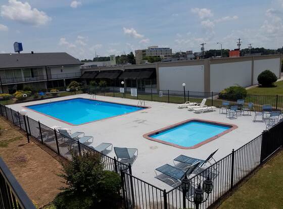 Old Hickory Inn Jackson allows check-in for 18 year-old guests