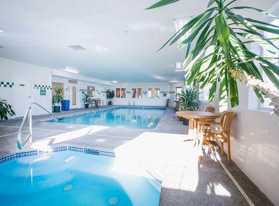 Red Lion Inn & Suites McMinnville allows check-in for 18 year-old guests