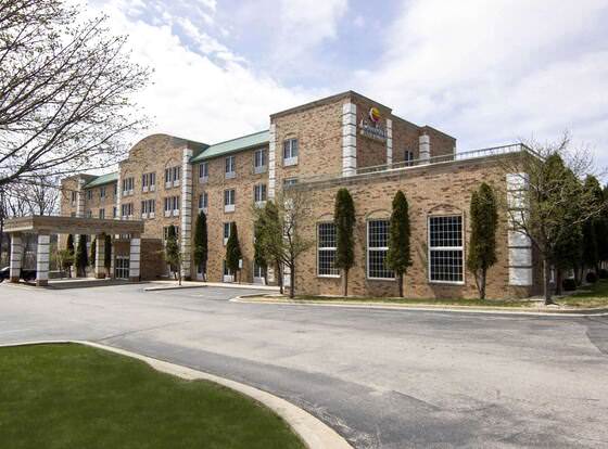 Comfort Inn & Suites Grafton - Cedarburg allows check-in for 18 year-old guests