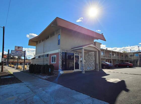 Holiday Lodge Yakima allows check-in for 18 year-old guests