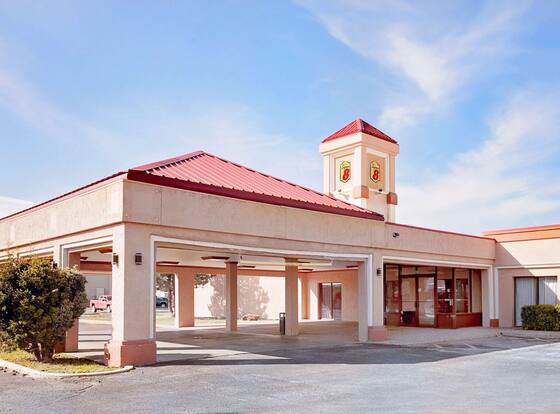 Super 8 by Wyndham Plainview allows check-in for 18 year-old guests