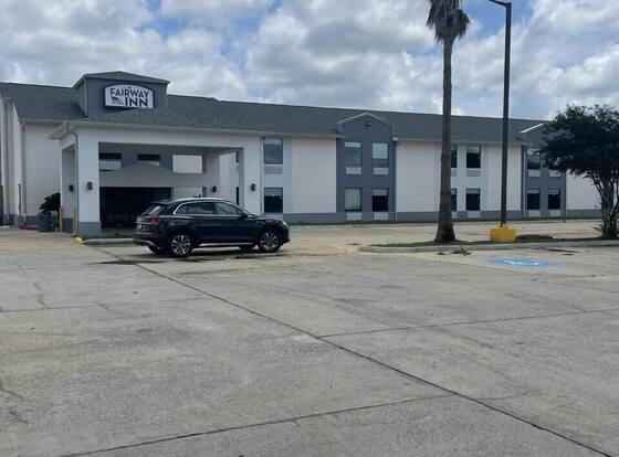 Fairway Inn allows check-in for 18 year-old guests