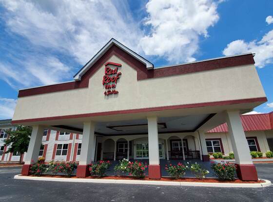 Red Roof Inn & Suites Manchester, TN allows check-in for 18 year-old guests