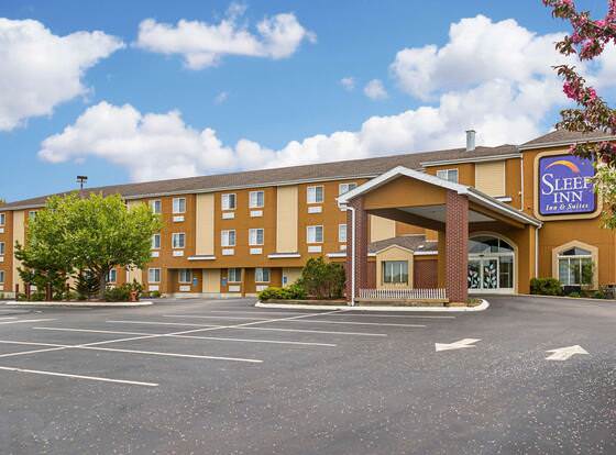 Sleep Inn & Suites Niantic allows check-in for 18 year-old guests