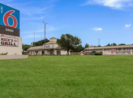 Motel 6 Pulaski, TN allows check-in for 18 year-old guests