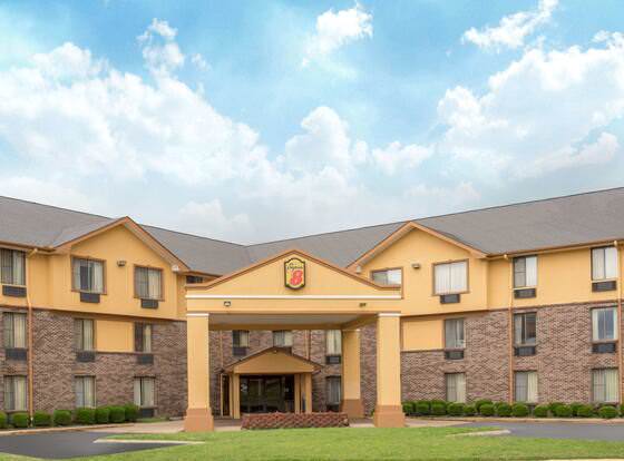 Super 8 by Wyndham Texarkana AR allows check-in for 18 year-old guests