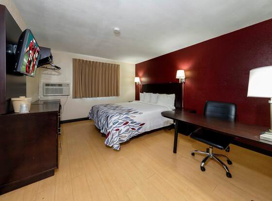 Red Roof Inn Jacksonville - Cruise Port allows check-in for 18 year-old guests