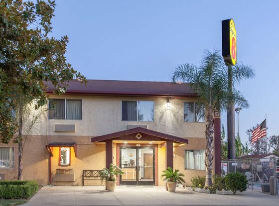 Super 8 by Wyndham Selma/Fresno Area allows check-in for 18 year-old guests