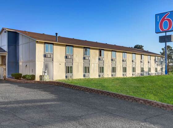 Motel 6 Silver City, NM allows check-in for 18 year-old guests