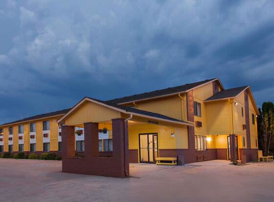 Super 8 by Wyndham Anamosa IA allows check-in for 18 year-old guests