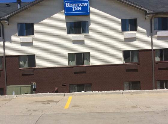 Rodeway Inn allows check-in for 18 year-old guests