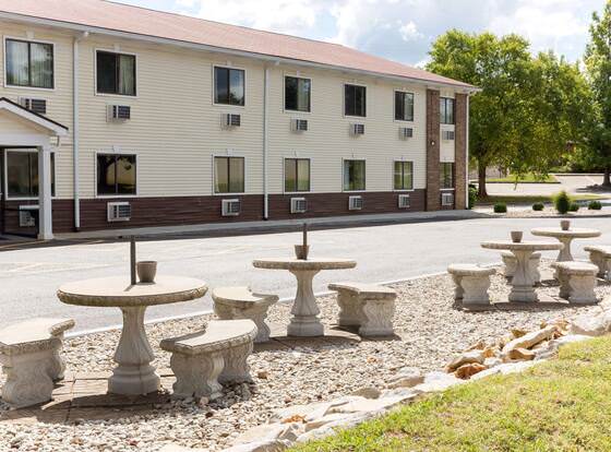 Super 8 by Wyndham Radcliff Ft. Knox Area allows check-in for 18 year-old guests