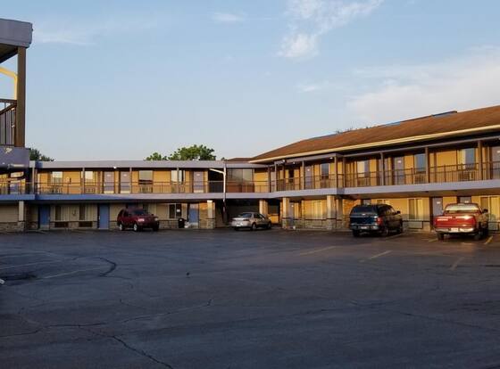 FairBridge Inn Express North Lima allows check-in for 18 year-old guests