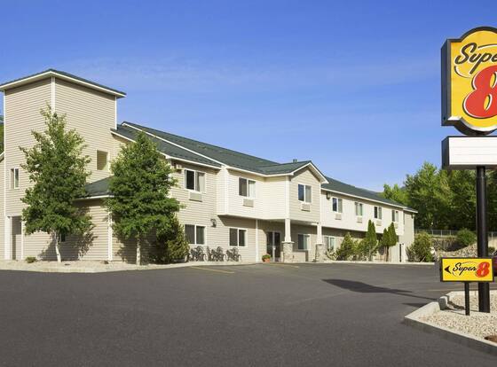 Super 8 by Wyndham Salmon allows check-in for 18 year-old guests