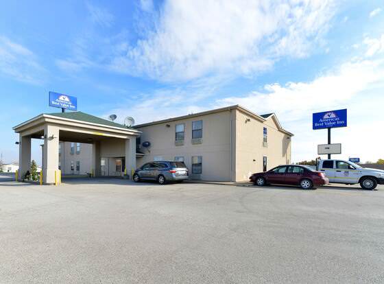 Super 8 by Wyndham Chenoa  allows check-in for 18 year-old guests