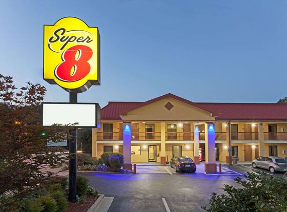 Super 8 by Wyndham Decatur/Dntn/Atlanta Area allows check-in for 18 year-old guests