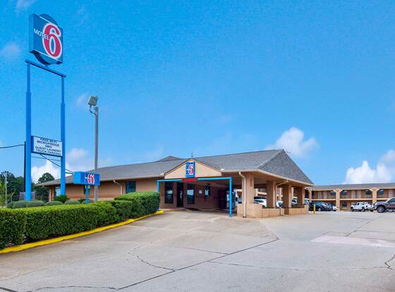 Motel 6 Marshall, TX allows check-in for 18 year-old guests