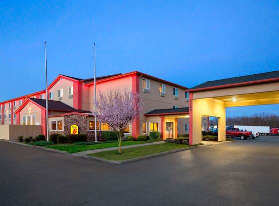 Super 8 by Wyndham Bellingham Airport/Ferndale allows check-in for 18 year-old guests