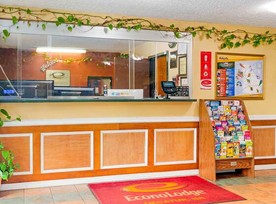 Econo Lodge allows check-in for 18 year-old guests