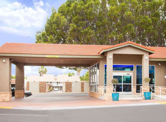 Super 8 by Wyndham Pasadena/LA Area allows check-in for 18 year-old guests