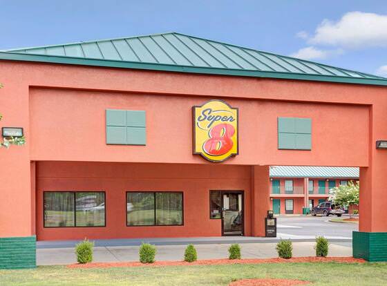 Super 8 by Wyndham Gainesville allows check-in for 18 year-old guests