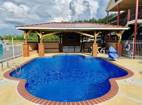 Econo Lodge allows check-in for 18 year-old guests