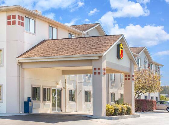 Super 8 by Wyndham West Middlesex/Sharon Area allows check-in for 18 year-old guests