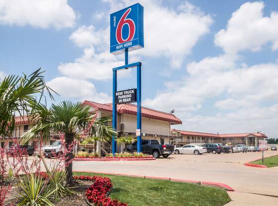 Motel 6 Mesquite, TX - Rodeo - Convention Ctr allows check-in for 18 year-old guests