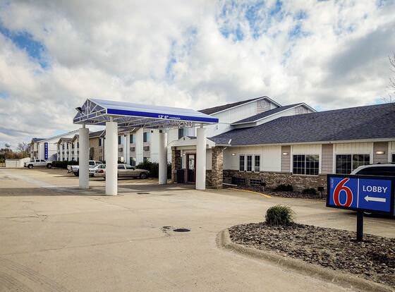 Motel 6 Stuart, IA allows check-in for 18 year-old guests
