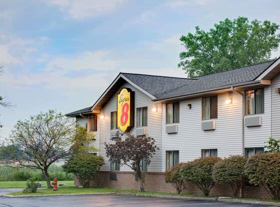 Super 8 by Wyndham Mentor/Cleveland Area allows check-in for 18 year-old guests
