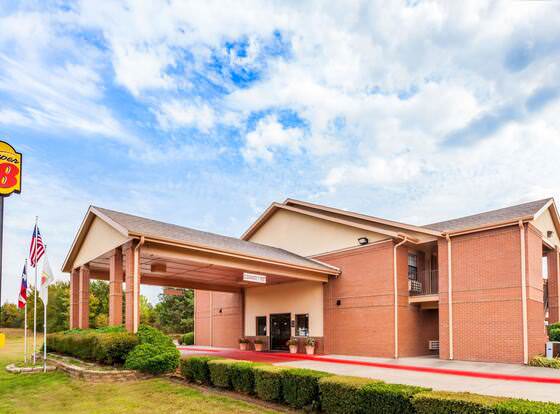 Super 8 by Wyndham Mount Vernon allows check-in for 18 year-old guests