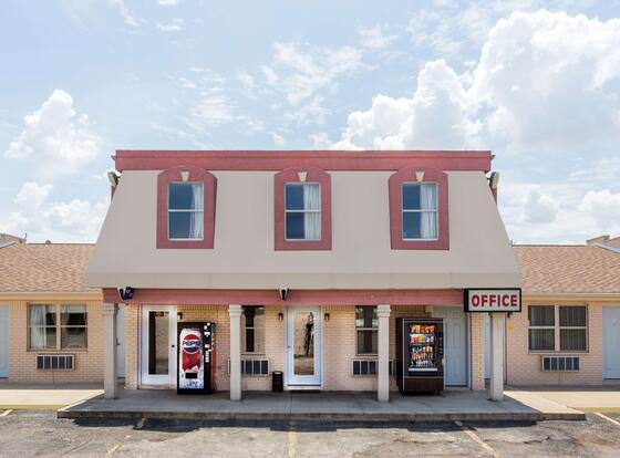 Knights Inn Peru allows check-in for 18 year-old guests