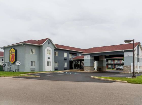 Super 8 by Wyndham Indianapolis/NE/Castleton Area allows check-in for 18 year-old guests