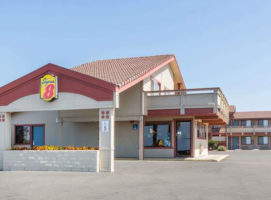 Super 8 by Wyndham Fort Bragg allows check-in for 18 year-old guests