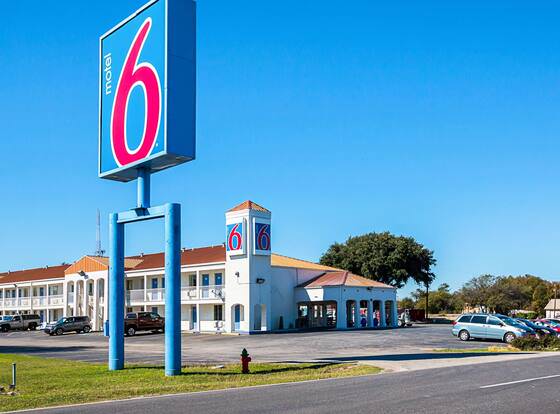 Motel 6 Round Rock, TX allows check-in for 18 year-old guests