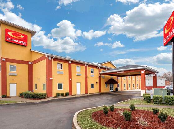 Econo Lodge Airport allows check-in for 18 year-old guests