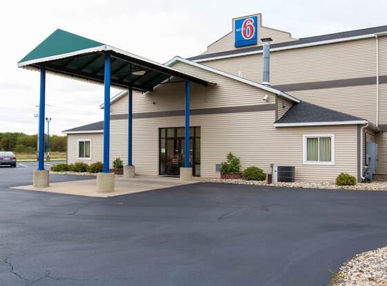 Motel 6 Baraboo, WI - Lake Delton allows check-in for 18 year-old guests