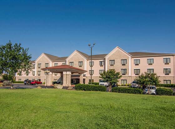 Quality Suites allows check-in for 18 year-old guests