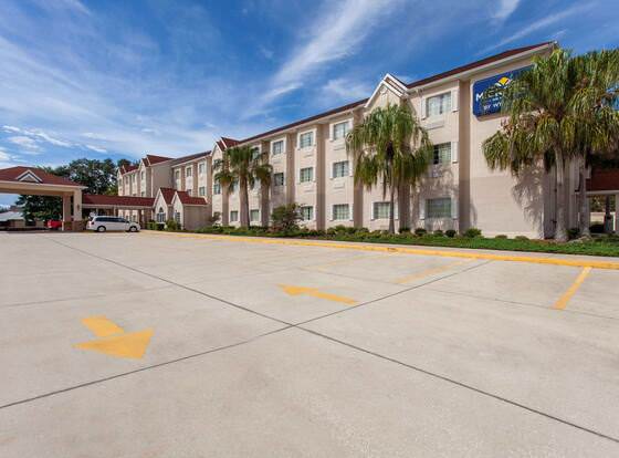 Microtel Inn & Suites by Wyndham Lady Lake/The Villages allows check-in for 18 year-old guests