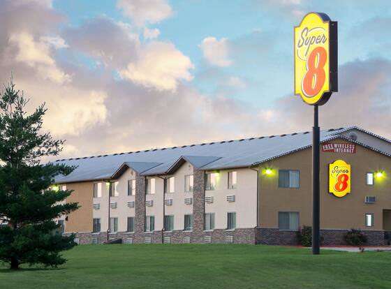 Super 8 by Wyndham Chillicothe allows check-in for 18 year-old guests
