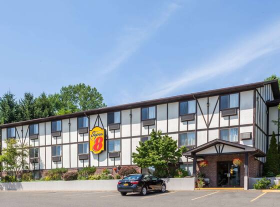 Super 8 by Wyndham Norwich allows check-in for 18 year-old guests