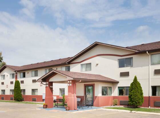 Super 8 by Wyndham Washington/Peoria Area allows check-in for 18 year-old guests